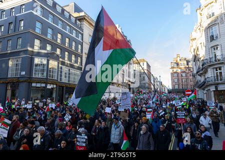 London, Großbritannien. November 2023. Zehntausende palästinensischer Demonstranten marschieren in London. Stockfoto