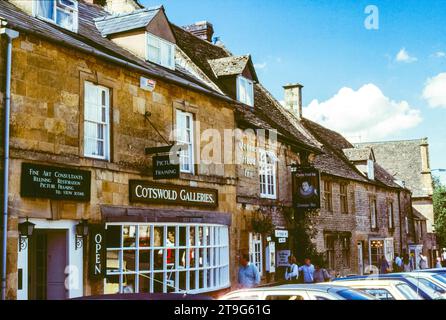 Stau-on-the-Wold, Gloucestershire. Das Queens Head Inn und die Cotswold Galleries wurden 1985 aufgenommen. Stockfoto