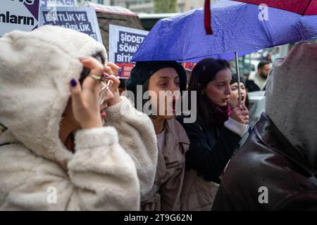 Ankara, Türkei. November 2023. Frauen singen während der Demonstration Slogans. In Ankara organisierten feministische Frauenorganisationen anlässlich des Internationalen Tages zur Beseitigung der Gewalt gegen Frauen in der Sakarya-Straße einen Protest. Quelle: SOPA Images Limited/Alamy Live News Stockfoto