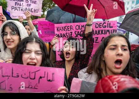 Ankara, Türkei. November 2023. Frauen halten Plakate, die ihre Meinung während der Demonstration zum Ausdruck bringen. In Ankara organisierten feministische Frauenorganisationen anlässlich des Internationalen Tages zur Beseitigung der Gewalt gegen Frauen in der Sakarya-Straße einen Protest. Quelle: SOPA Images Limited/Alamy Live News Stockfoto