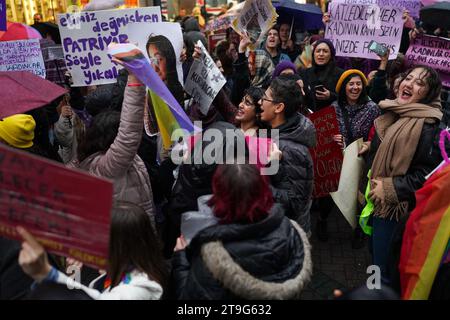 Ankara, Türkei. November 2023. Frauen halten Plakate, die ihre Meinung während der Demonstration zum Ausdruck bringen. In Ankara organisierten feministische Frauenorganisationen anlässlich des Internationalen Tages zur Beseitigung der Gewalt gegen Frauen in der Sakarya-Straße einen Protest. Quelle: SOPA Images Limited/Alamy Live News Stockfoto
