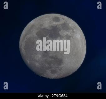 London, Großbritannien. November 2023. Ein zu 96 % erleuchteter, wachsender Mond, der durch ein Teleskop am klaren frühen Abendhimmel mit einer kalten Nacht gesehen wird. Quelle: Malcolm Park/Alamy Live News Stockfoto