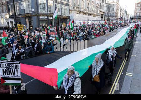 London, Großbritannien. November 2023. Zehntausende palästinensischer Demonstranten marschieren in London. Stockfoto