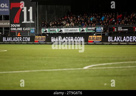 Rotterdam, Niederlande. November 2023. ROTTERDAM, NIEDERLANDE - 25. NOVEMBER: Werbetafel von Blaklader während des niederländischen Eredivisie-Spiels zwischen Excelsior Rotterdam und Feyenoord im Van Donge & de Roo Stadion am 25. November 2023 in Rotterdam, Niederlande. (Foto von Hans van der Valk/Orange Pictures) Credit: Orange Pics BV/Alamy Live News Stockfoto