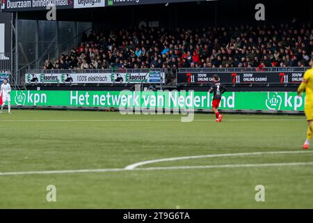 Rotterdam, Niederlande. November 2023. ROTTERDAM, NIEDERLANDE - 25. NOVEMBER: Werbetafel der KPN während des niederländischen Eredivisie-Spiels zwischen Excelsior Rotterdam und Feyenoord im Van Donge & de Roo Stadion am 25. November 2023 in Rotterdam, Niederlande. (Foto von Hans van der Valk/Orange Pictures) Credit: Orange Pics BV/Alamy Live News Stockfoto