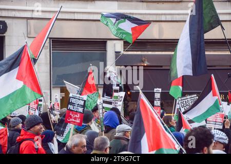 London, England, Großbritannien. November 2023. Tausende von Menschen marschierten erneut in Zentral-London in Solidarität mit Palästina, während der Krieg zwischen Israel und der Hamas andauert. (Kreditbild: © Vuk Valcic/ZUMA Press Wire) NUR REDAKTIONELLE VERWENDUNG! Nicht für kommerzielle ZWECKE! Quelle: ZUMA Press, Inc./Alamy Live News Stockfoto