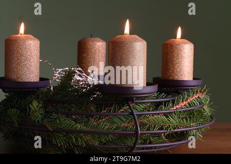 Adventskranz mit drei goldenen brennenden Kerzen. (CTK Foto/Petr Malina) Stockfoto