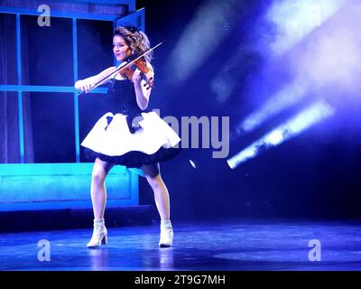 Las Vegas, USA. November 2023. Lindsey Stirling tritt live im Konzert während ihrer „Snow Waltz“ Tour am 24. November 2023 in Las Vegas auf. Foto: Casey Flanigan/imageSPACE Credit: Imagespace/Alamy Live News Stockfoto