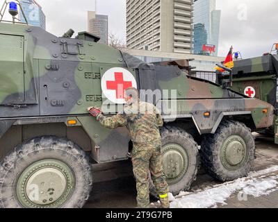 Vilnius, Litauen. November 2023. Ein deutscher Soldat wischt vor der Militärparade ein gepanzertes Fahrzeug mit Puma-Rädern ab. Quelle: Alexander Welscher/dpa/Alamy Live News Stockfoto