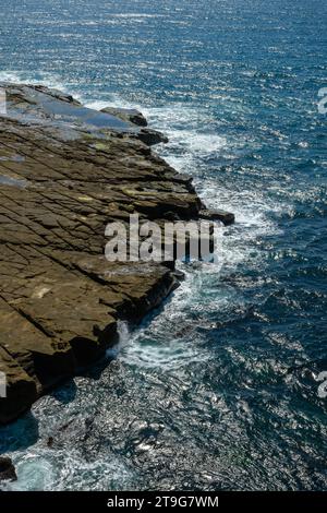 Blick auf das Meer und die Felsen von oben Stockfoto