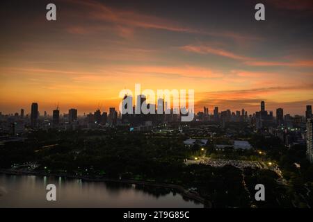 Sonnenuntergang über der Skyline von Bangkok Stockfoto