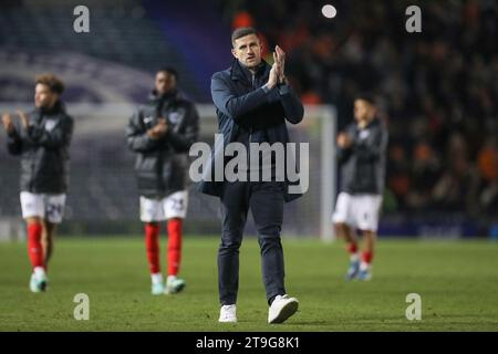 Portsmouth, Großbritannien. November 2023. Portsmouth Manager John Mousinho lobt Fans nach der Niederlage beim SKY Bet EFL League One Spiel von Portsmouth FC gegen Blackpool FC am 25. November 2023 in Fratton Park, Portsmouth, England, Großbritannien Credit: Every Second Media/Alamy Live News Stockfoto