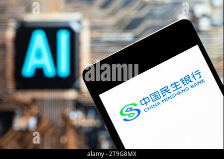 China. November 2023. In dieser Fotoabbildung wird das chinesische Bank-, Trust- und Investment-Management-Unternehmen China Minsheng Bank Logo auf einem Smartphone mit einem KI-Chip und einem Symbol im Hintergrund angezeigt. (Foto von Budrul Chukrut/SOPA Images/SIPA USA) *** ausschließlich für redaktionelle Nachrichten *** Credit: SIPA USA/Alamy Live News Stockfoto