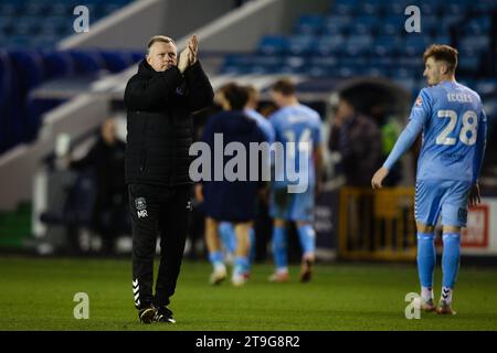 LONDON, Großbritannien - 25. November 2023: Coventry City Manager Mark Robins applaudiert den Fans nach dem EFL Championship Spiel zwischen Millwall FC und Coventry City FC in den (Credit: Craig Mercer/ Alamy Live News) Stockfoto