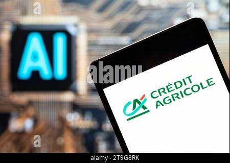 China. November 2023. In dieser Fotoabbildung ist das weltweit größte genossenschaftliche Finanzinstitut Credit Agricole auf einem Smartphone mit einem Chip für künstliche Intelligenz (KI) und einem Symbol im Hintergrund zu sehen. (Foto von Budrul Chukrut/SOPA Images/SIPA USA) *** ausschließlich für redaktionelle Nachrichten *** Credit: SIPA USA/Alamy Live News Stockfoto