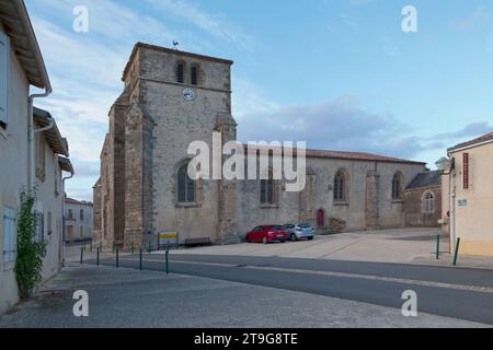 Bourneau, Frankreich - 27. Juli 2017: Die Kirche Saint-Jean-Baptiste ist eine katholische Kirche in Bourneau, einer kleinen Stadt im Département Vendée. Stockfoto