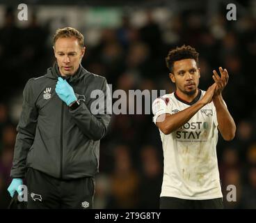 Korey Smith (rechts) von Derby County verletzte sich während des Spiels der Sky Bet League One in Pride Park, Derby. Bilddatum: Samstag, 25. November 2023. Stockfoto