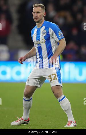 Huddersfield, Großbritannien. November 2023. Tom Lees #32 von Huddersfield Town während des Sky Bet Championship Matches Huddersfield Town gegen Southampton im John Smith's Stadium, Huddersfield, Großbritannien, 25. November 2023 (Foto: James Heaton/News Images) in Huddersfield, Großbritannien am 25. November 2023. (Foto: James Heaton/News Images/SIPA USA) Credit: SIPA USA/Alamy Live News Stockfoto