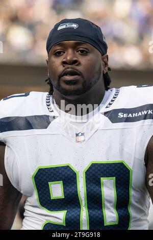 Seattle Seahawks Defensive Tackle Jarran Reed (90) geht auf das Feld, bevor ein NFL Football-Spiel gegen die Los Angeles Rams stattfindet. Die Rams besiegten die Seahawks 17-16 am Sonntag, den 15. Oktober 2023, in Inglewood, Kalifornien (Ed Ruvalcaba/Image of Sport) Stockfoto