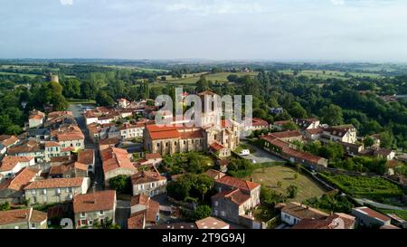 Vouvant, Frankreich - 29. Juli 2017: Die Kirche Notre-Dame-de-l’Assomption de Vouvant ist eine katholische Kirche in Vouvant im Departement Vend Stockfoto