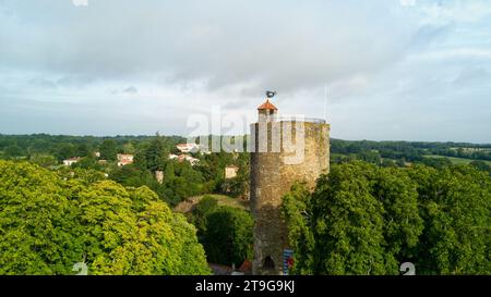 Vouvant, Frankreich - 29. Juli 2017: Die Tour Mélusine ist der Donjon einer alten Burg in der Stadt Vouvant in Vendee. Stockfoto