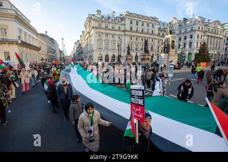 London, England, Großbritannien. November 2023. Demonstranten werden während des National Marsch for Palestine im Zentrum Londons beobachtet. (Kreditbild: © Tayfun Salci/ZUMA Press Wire) NUR REDAKTIONELLE VERWENDUNG! Nicht für kommerzielle ZWECKE! Stockfoto