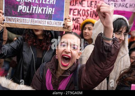 Ankara, Türkei. November 2023. Eine Frau singt während einer Demonstration Slogans. In Ankara organisierten feministische Frauenorganisationen anlässlich des Internationalen Tages zur Beseitigung der Gewalt gegen Frauen in der Sakarya-Straße einen Protest. (Foto: Tunahan Turhan/SOPA Images/SIPA USA) Credit: SIPA USA/Alamy Live News Stockfoto