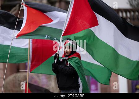 Frankfur Am Main, Deutschland. November 2023. Ein Junge trägt eine palästinensische Flagge bei einer pro-palästinensischen Demonstration in der Frankfurter Innenstadt. Die Kundgebung wurde von einer massiven Polizeipräsenz begleitet. Quelle: Boris Roessler/dpa/Alamy Live News Stockfoto