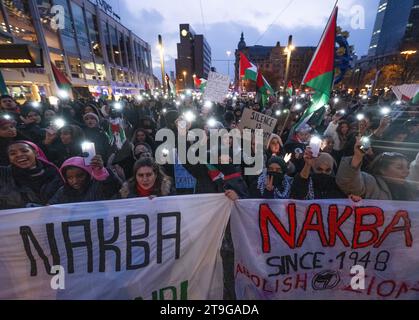 Frankfur Am Main, Deutschland. November 2023. "Nakba" steht auf einem Schild von Teilnehmern einer pro-palästinensischen Demonstration im Zentrum Frankfurts. Die Kundgebung wurde von einer massiven Polizeipräsenz begleitet. Quelle: Boris Roessler/dpa/Alamy Live News Stockfoto