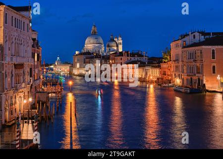Venedig, Italien - 9. November 2023: Blick auf den Canal Grande und die Basilika Santa Maria della Salute Stockfoto
