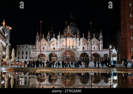 Venedig, Italien - 9. November 2023: Markusbasilika bei Nacht auf dem Markusplatz Stockfoto