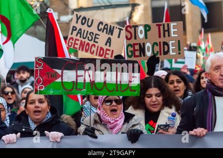 Glasgow, Schottland, Großbritannien. November 2023. Menschen, die Palästina unterstützen, nehmen an einer Kundgebung in Buchanan Steps Teil, um gegen den anhaltenden israelisch-palästinensischen Konflikt zu protestieren, und begeben sich dann auf die Straße, um durch die Stadt zu marschieren. Quelle: Skully/Alamy Live News Stockfoto