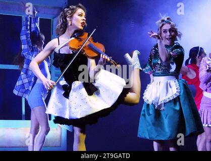 Las Vegas, USA. November 2023. Lindsey Stirling tritt live im Konzert während ihrer „Snow Waltz“ Tour am 24. November 2023 in Las Vegas auf. Foto: Casey Flanigan/imageSPACE/SIPA USA Credit: SIPA USA/Alamy Live News Stockfoto