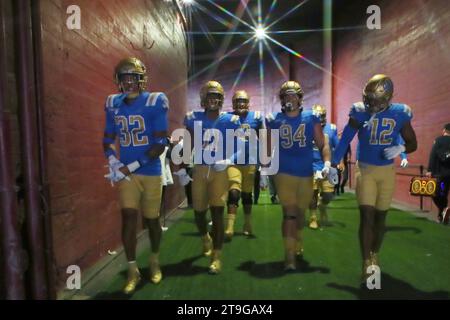 UCLA Bruins Spieler im Tunnel vor einem NCAA Football Spiel gegen die USC Trojans am Samstag, den 18. November 2023, in Los Angeles. UCLA besiegte den USC 38-20. (Kevin Terrell/Image of Sport) Stockfoto