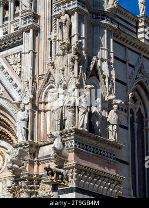 Heilige Statuen an der rechten Ecke der Fassade der Kathedrale von Siena Stockfoto