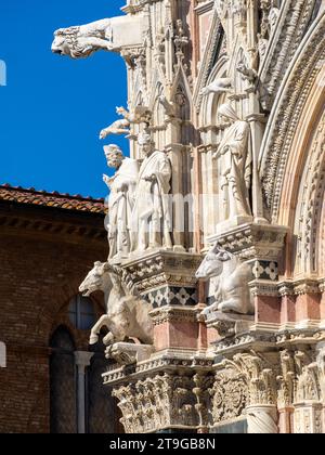 Heilige Statuen an der linken Ecke der Fassade der Kathedrale von Siena Stockfoto