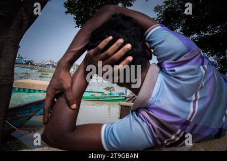 Traditionelle Frachtbootstation am Ufer. Eine malerische Szene entfaltet sich entlang des Flusses von Bangladesch, während traditionelle Frachtschiffe Th finden Stockfoto