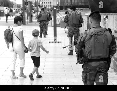 Paris, Frankreich - 29. August 2019: Militärpatrouille im Geschäftsviertel La Defense in Paris. Stockfoto