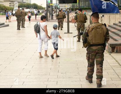 Paris, Frankreich - 29. August 2019: Militärpatrouille im Geschäftsviertel La Defense in Paris. Stockfoto