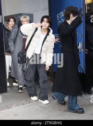 NEW YORK, NY: Enhypen wurde am 24. November 2023 bei Good Morning America in New York City gesehen. Copyright: XRWx Credit: Imago/Alamy Live News Stockfoto