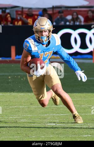 UCLA Bruins Wide Receiver Logan Loya (17) läuft mit einem Empfang während eines NCAA Football Spiels gegen die USC Trojans am Samstag, den 18. November 2023, in Los Angeles. UCLA besiegte den USC 38-20. (Kevin Terrell/Image of Sport) Stockfoto