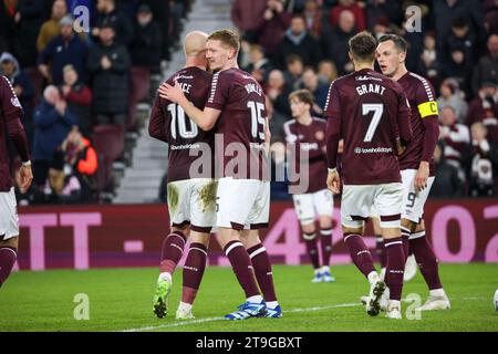 Tynecastle Park. Edinburgh. Schottland, Großbritannien. November 2023. Während des Cinch Premiership Matches zwischen Hearts und St Johnstone Hearts wird Liam Boyce gratuliert, nachdem er das einzige Tor des Spiels erzielt hat (Bild: Alamy Live News/David Mollison) Stockfoto