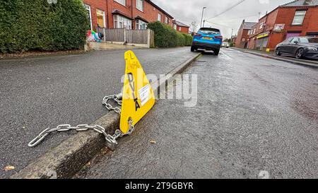 Eine DVLA-Klammer ist auf der Straße, nachdem sie illegal aus einem Auto entfernt wurde. Stockfoto