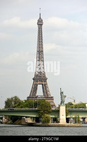 Paris, Frankreich - 28. August 2019: Freiheitsstatue in Paris und Eiffelturm im Hintergrund. Stockfoto