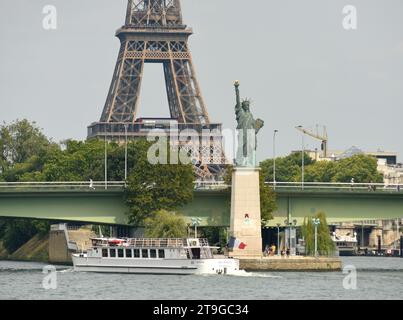 Paris, Frankreich - 28. August 2019: Freiheitsstatue in Paris und Eiffelturm im Hintergrund. Stockfoto