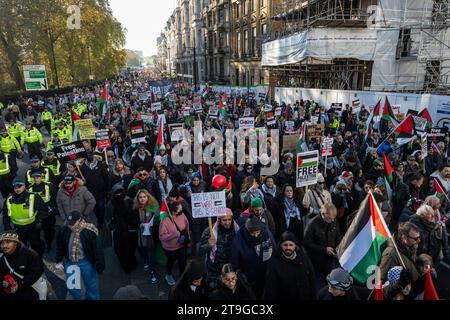 London, Großbritannien. 25. November 2023. Die Menschen auf Piccadilly während eines Marsches für Palästina, von der Park Lane zum Parlamentsplatz, in Solidarität mit dem palästinensischen Volk und um einen fortgesetzten Waffenstillstand im israelischen Hamas-Krieg zu fordern, der mit dem Angriff der Hamas auf Israel am 7. Oktober begann. Am Vortag begann ein vorübergehender Waffenstillstand, der die Freilassung einer Reihe israelischer Geiseln durch die Hamas im Austausch für palästinensische Gefangene ermöglichte. Quelle: Stephen Chung / Alamy Live News Stockfoto