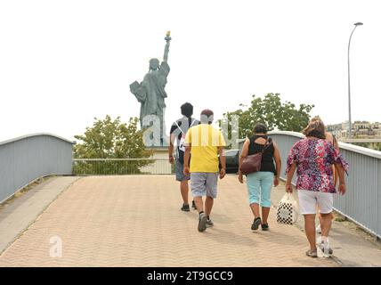 Paris, Frankreich - 28. August 2019: Ein Volk in der Nähe der Freiheitsstatue in Paris. Die Nachbildung der Freiheitsstatue auf der Pont de Grenelle in Paris, Stockfoto