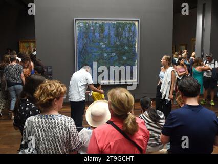 Paris, Frankreich - 29. August 2019: Besuchermenge in der Nähe der Blauen Seerosen, 1916–1919 von Claude Monet Painting im Museum d’Orsay in Paris, Frankreich. Stockfoto