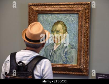 Paris, Frankreich - 29. August 2019: Besucher in der Nähe des Selbstbildnisses von Vincent van Gogh Malerei im Museum d'Orsay in Paris, Frankreich. Stockfoto