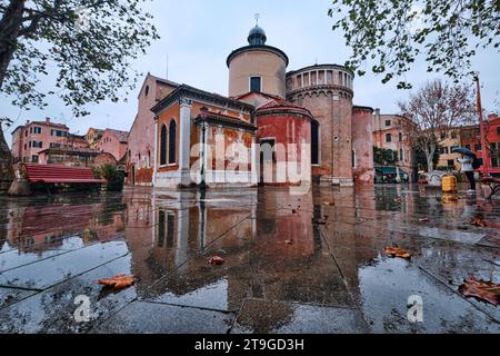 Venedig, Italien - 9. November 2023: Blick auf die Kirche San Giacomo dall Orio und Reflexion an einem regnerischen Tag Stockfoto